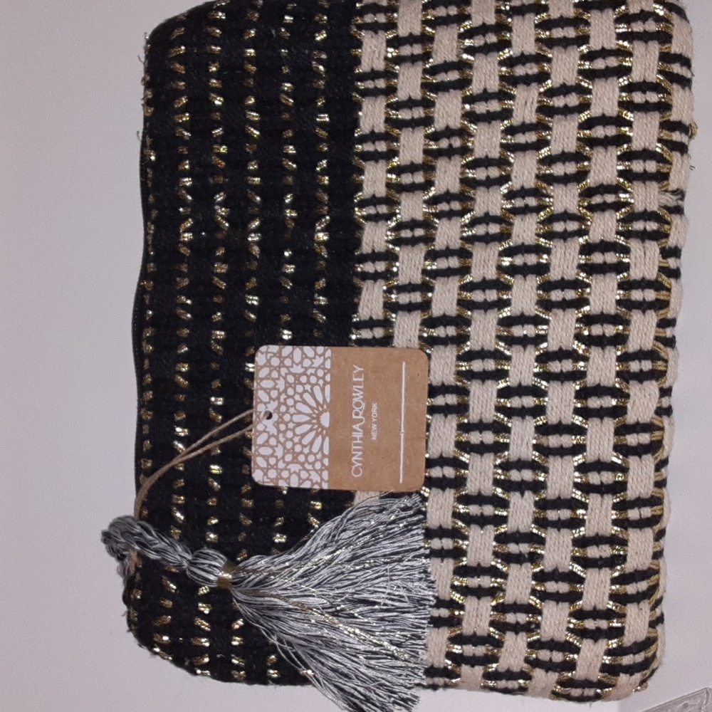 8x10  Cynthia Rowley Clutch Purse.  Full top Zipper with tassel. Cloth and Yarn.